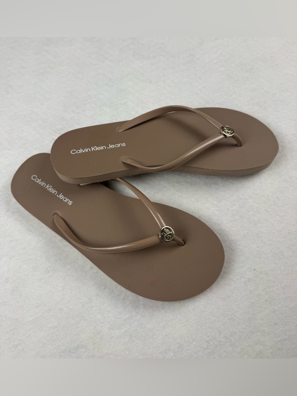 Calvin Klein Jeans Taupe Flip Flops Thong Sandals Logo Medallion Size 9